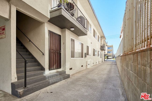 Building Photo - 3126 S Canfield Ave