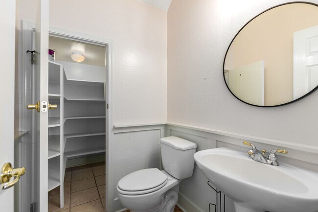 Building Photo - Beautiful Townhome in the Gated Stonecliffe Community – Foothills Living!