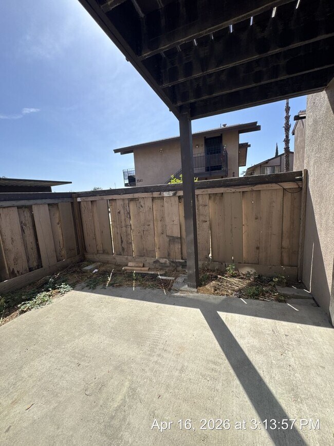 Building Photo - Downstairs Unit Move in Ready!