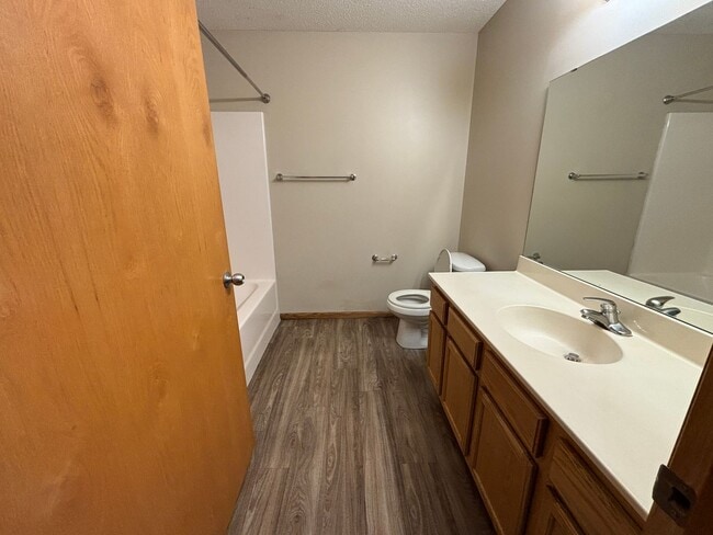 Building Photo - Remodeled 2 Bedroom Town Home