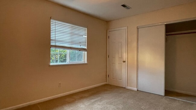 Building Photo - 960 Branham Ln