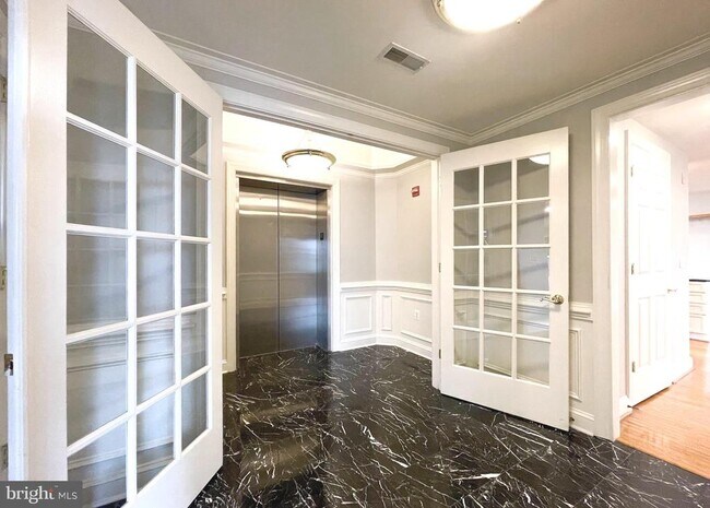 Building Photo - 1555 N Colonial Terrace