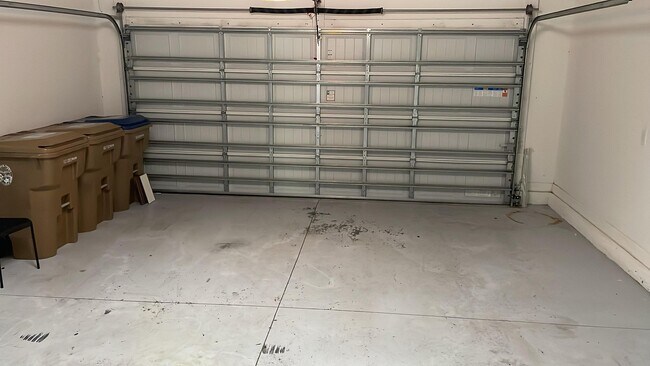 Building Photo - 4 Bed 3.5 Bath townhouse for rent in storey lake