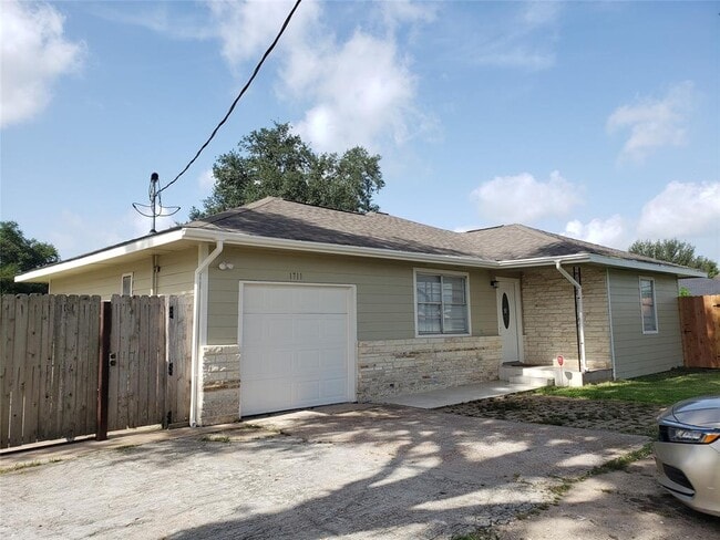 Building Photo - 1711 Court Rd