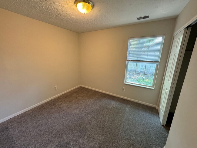 Building Photo - MT HEALTHY - Simple ranch living 3 bed 1 bath