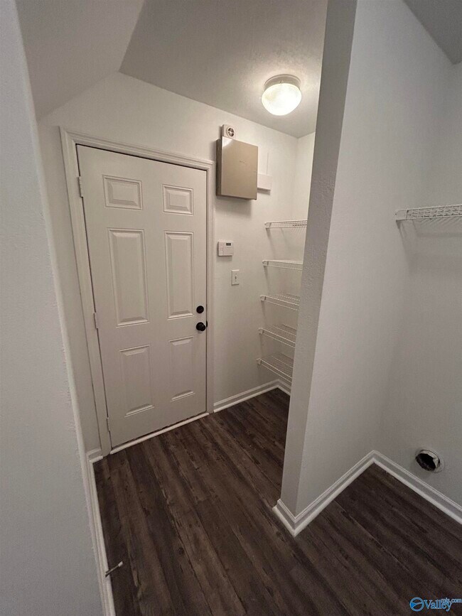 Building Photo - 3140 Lakeland Dr SW