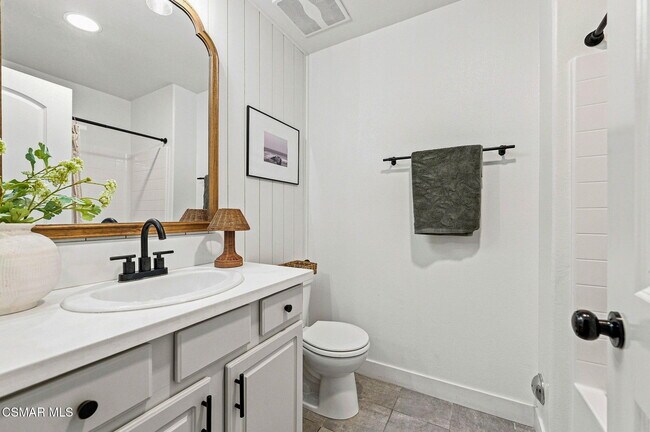 Building Photo - 425 Stratus Ln