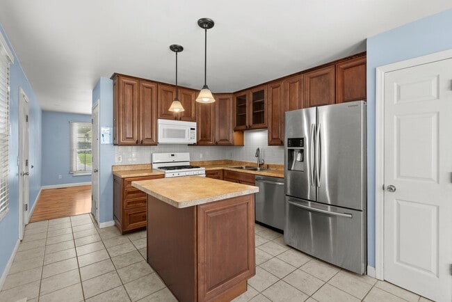 Building Photo - 1620 Dahlia Ct