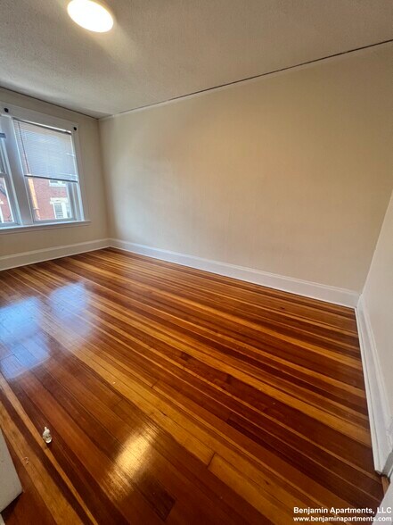 Building Photo - 8 Barrows St