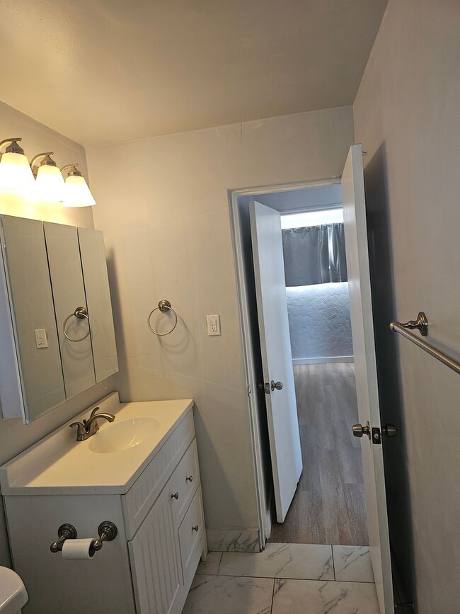 Building Photo - 1 BR 1 BATH FULL REMODEL UPPER UNIT FREE RENT OAC