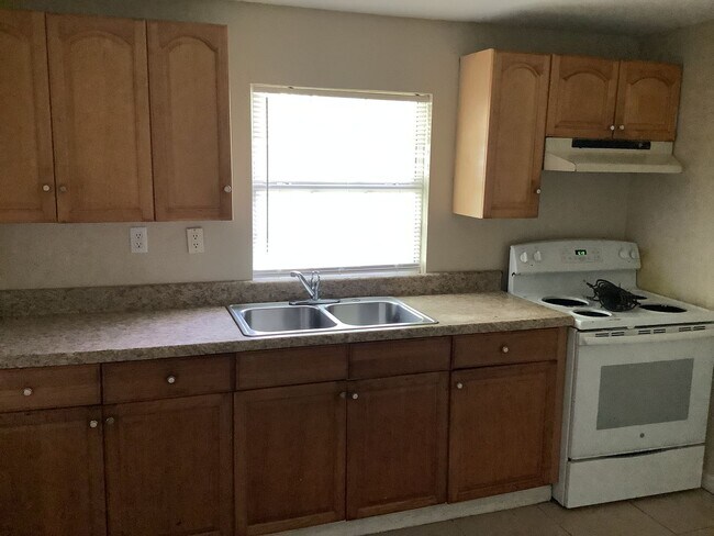 Building Photo - Three bedroom one bath - In the Combee and 98 area of Lakeland