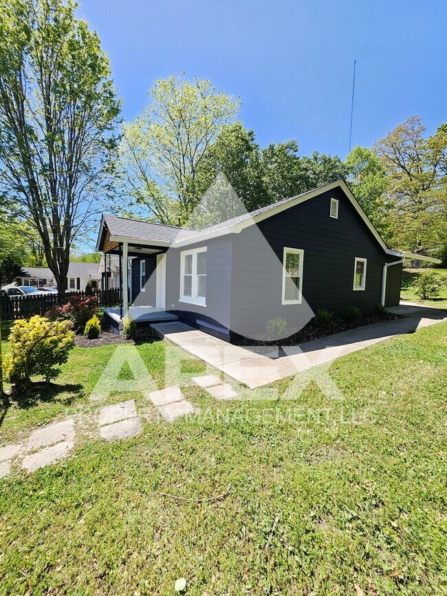 Building Photo - Renovated Craftsman Style 3 Bd 1.5- Ba Single Family Home in North Knox!