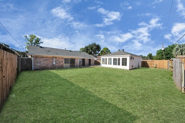 Building Photo - 9222 Sharpview Dr