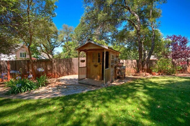 Building Photo - 12422 Homestead Way