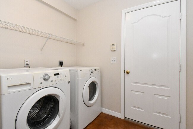 Building Photo - 8209 SW 52 Ln