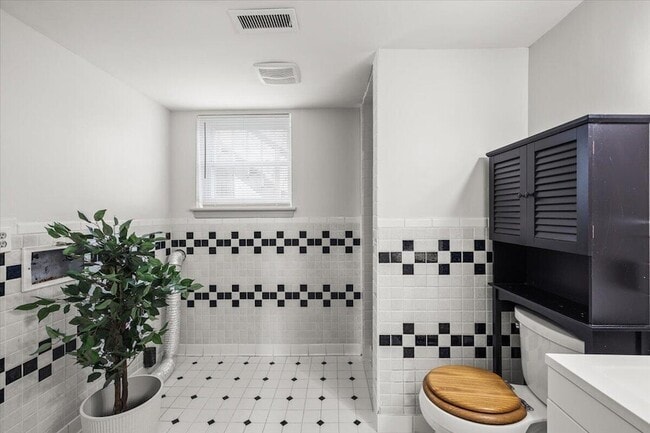 Building Photo - 9121 Potomac Dr