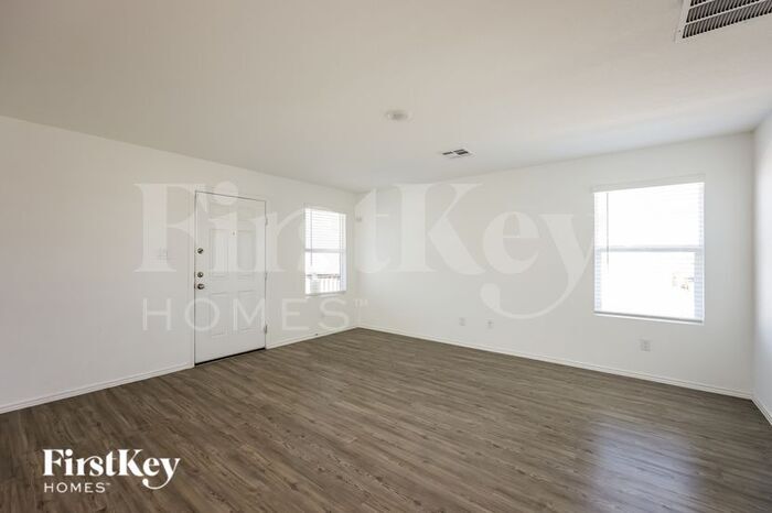 Building Photo - 2403 Lake Hls