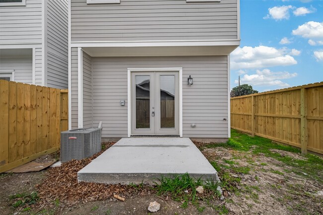 Building Photo - 1504 Hussion St