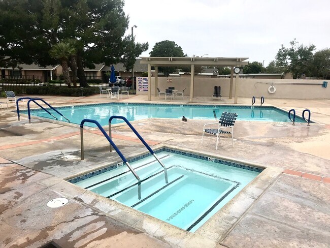 Building Photo - Two Bedroom, 2 Bathroom Condo in a Beautiful Community in Huntington!