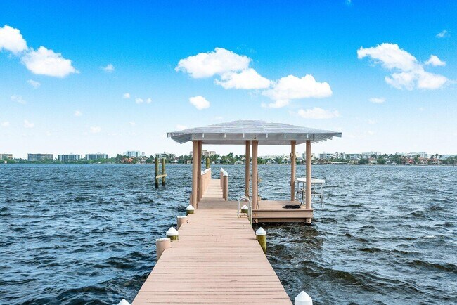 Building Photo - 1 18th Ave S