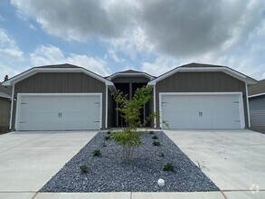 Building Photo - 3/2 Navarro ISD in Seguin