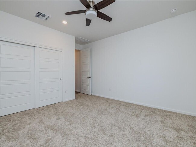 Building Photo - 3 Bedroom 2 Bathroom with Flex room
