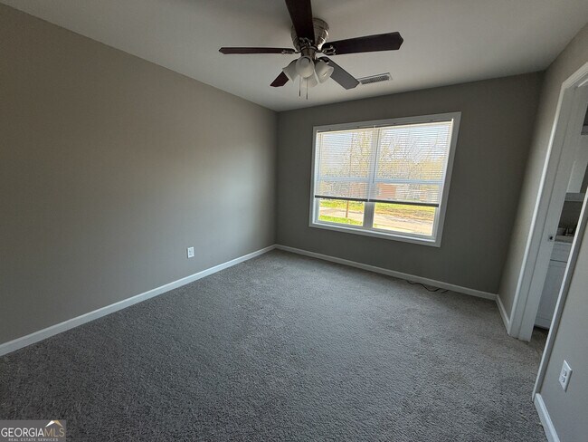 Building Photo - 305 Martin Cir