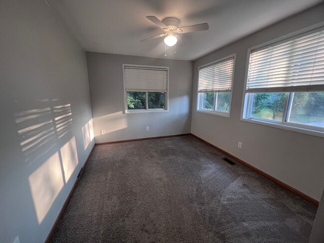 Building Photo - Adorable Two Bedroom in the Silver Lake Co...