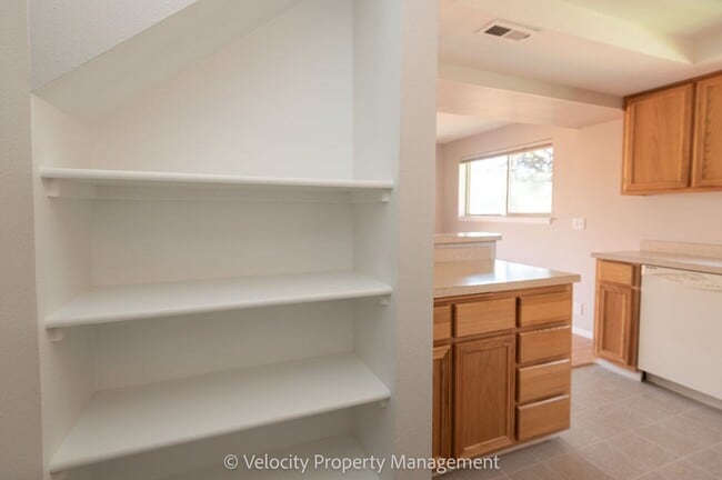 Building Photo - Beautiful Townhome with new paint, carpet ...