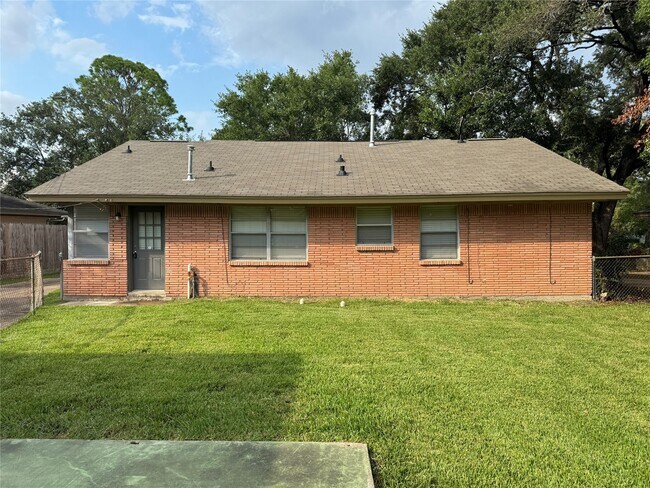 Building Photo - 4013 Newshire Dr