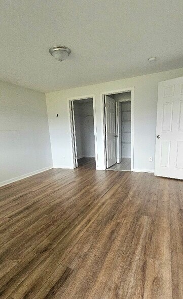 Building Photo - 125 Cosey Beach Ave