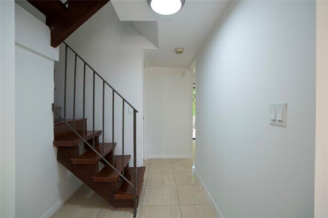Building Photo - 2125 SW 81st Ave