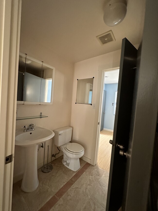 Main bath - 426 Casanova St