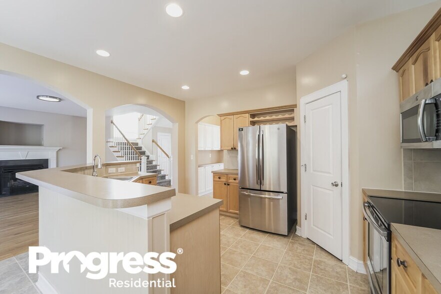 Building Photo - 8607 Castle Cliff Dr