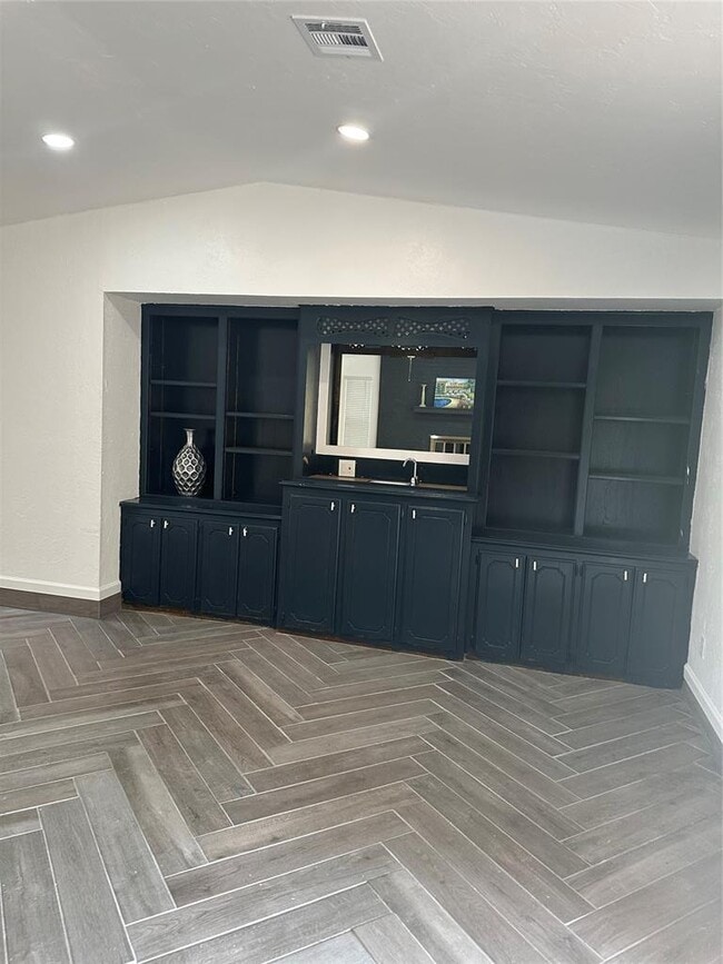 Building Photo - 1318 Alviola Ave