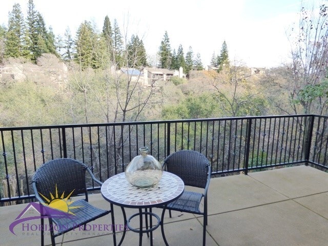 Building Photo - Modern Three-story 5 Bed 3.5 Bath 2,601 sqft Fair Oaks Home