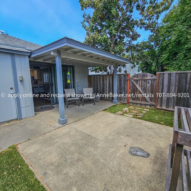 Building Photo - Exquisitely Updated Condo - Must See