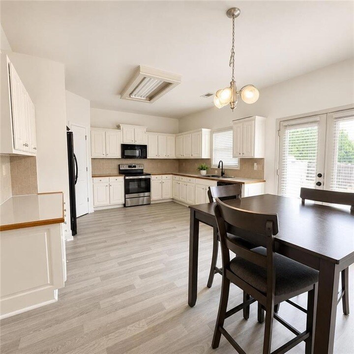 Building Photo - 1361 Yorkshire Dr