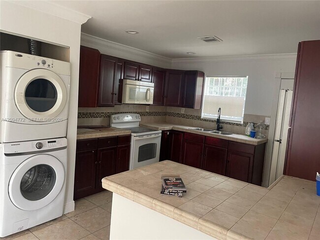 Building Photo - 24 NE 169th St