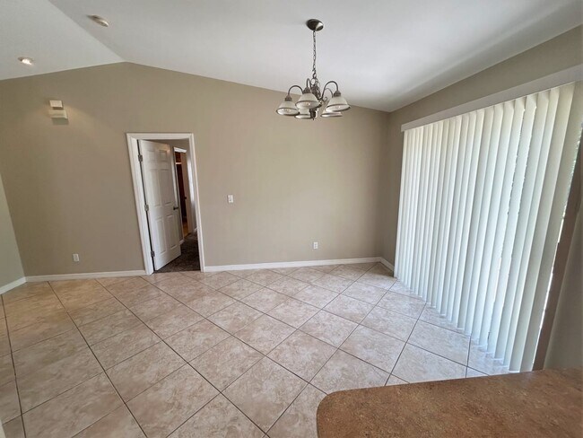 Building Photo - 1027 SW 9th Ct