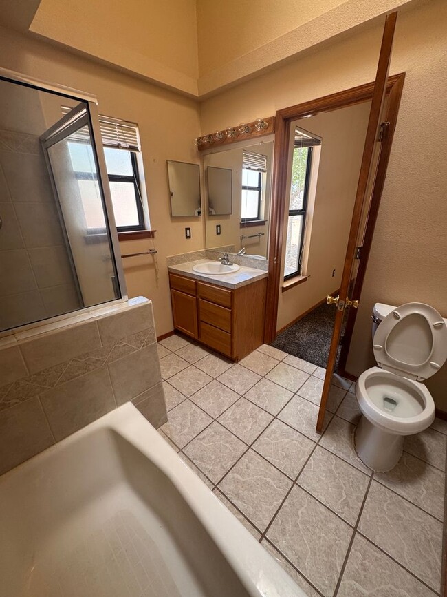Building Photo - Gorgeous Home off Settlers Pass