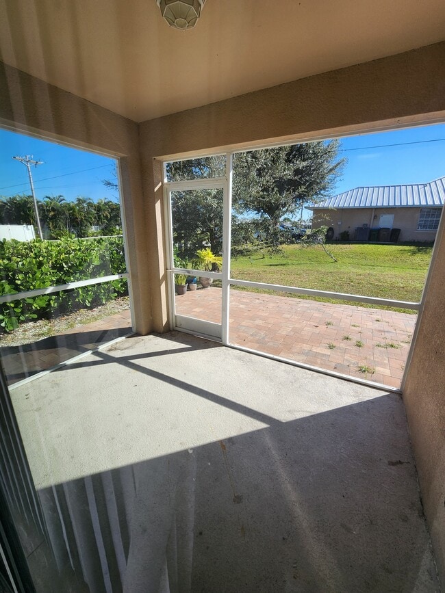 Building Photo - 220 SW 19th Terrace