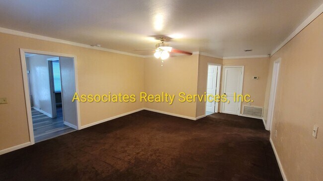 Building Photo - 4 BR, 2 BA  LOOK!!!!   ITS A STEAL!