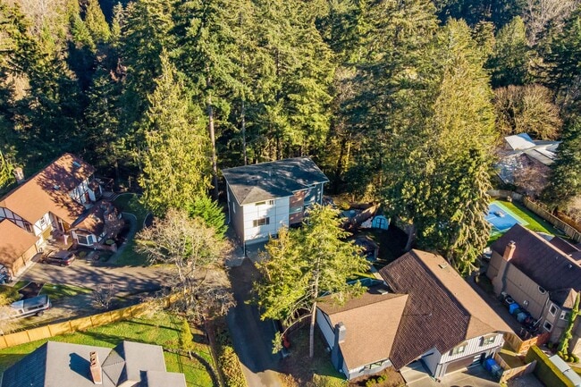 Building Photo - Gorgeous House in a Family-Friendly neighb...