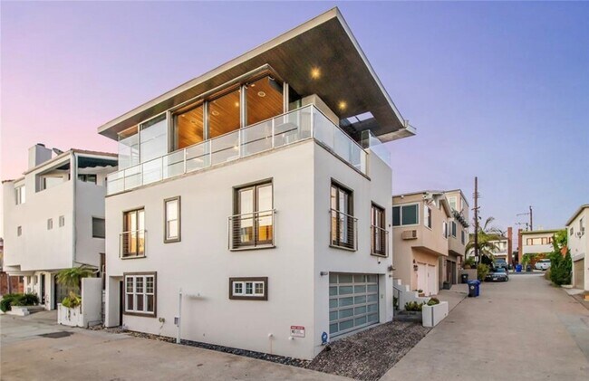 Building Photo - 3316 Crest Dr