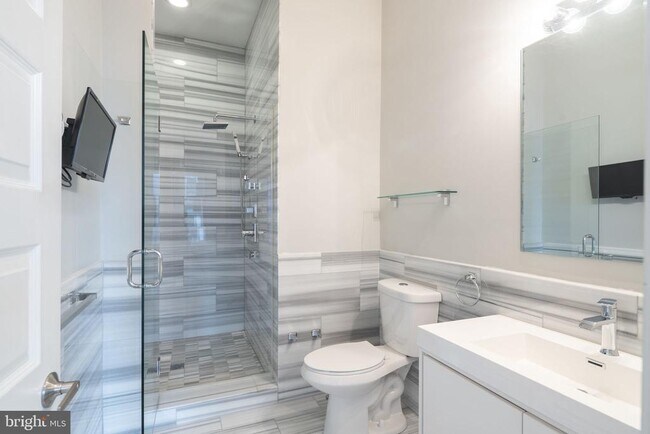 Building Photo - 901 N Front St