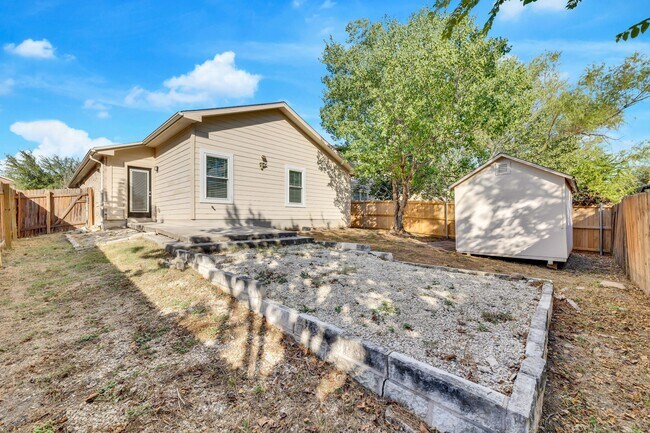 Building Photo - 5609 Silver Screen Dr