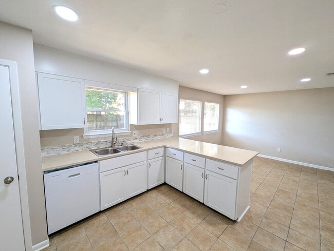 Building Photo - 35 Solar St