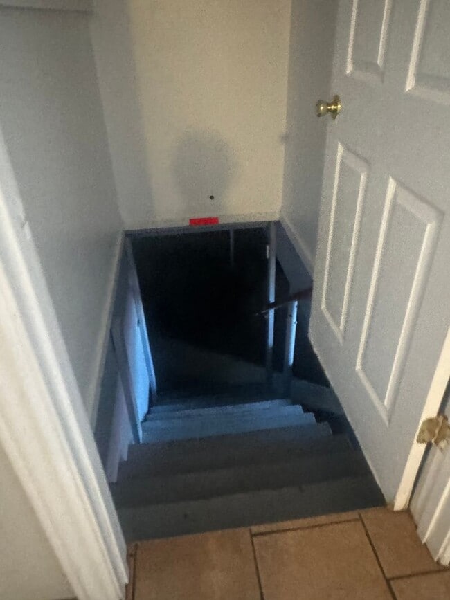 Building Photo - 5 BED / 2 BA home right next to Memorial S...