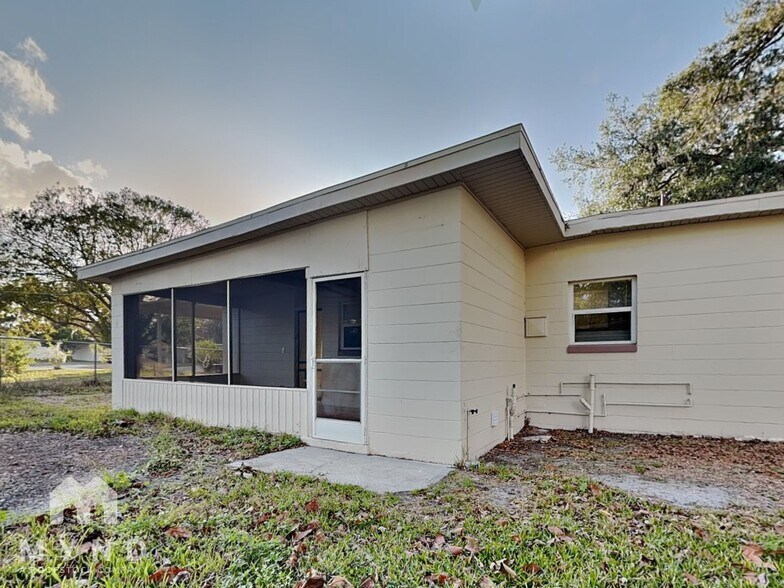 Building Photo - 1602 Simmons Pl